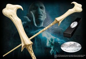 LORD VOLDEMORT VARITA CON CAJA Y PLACA DE IDENTIFI